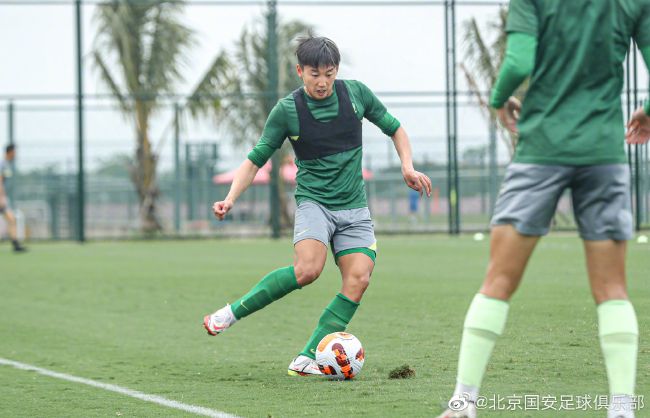 双方出场阵容：曼城（3-2-4-1）：31-埃德森/2-沃克、3-迪亚斯、6-阿克/16-罗德里、25-阿坎吉/47-福登、19-阿尔瓦雷斯、20-贝尔纳多-席尔瓦、11-多库/9-哈兰德利物浦（4-3-3）：1-阿利森/66-阿诺德、32-马蒂普、4-范戴克、21-齐米卡斯/8-索博斯洛伊（73’18-加克波）、10-麦卡利斯特（84’3-远藤航）、17-琼斯（54’38-格拉文贝尔奇）/11-萨拉赫、9-努涅斯（84’19-埃利奥特）、20-若塔（54’7-迪亚斯）